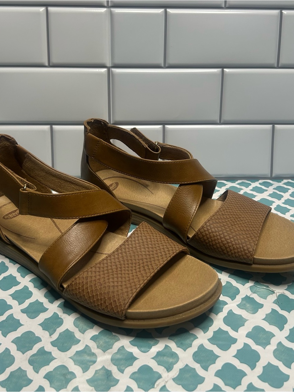 Dr. Scholl's Women's Tan Brown Crisscross Sandals